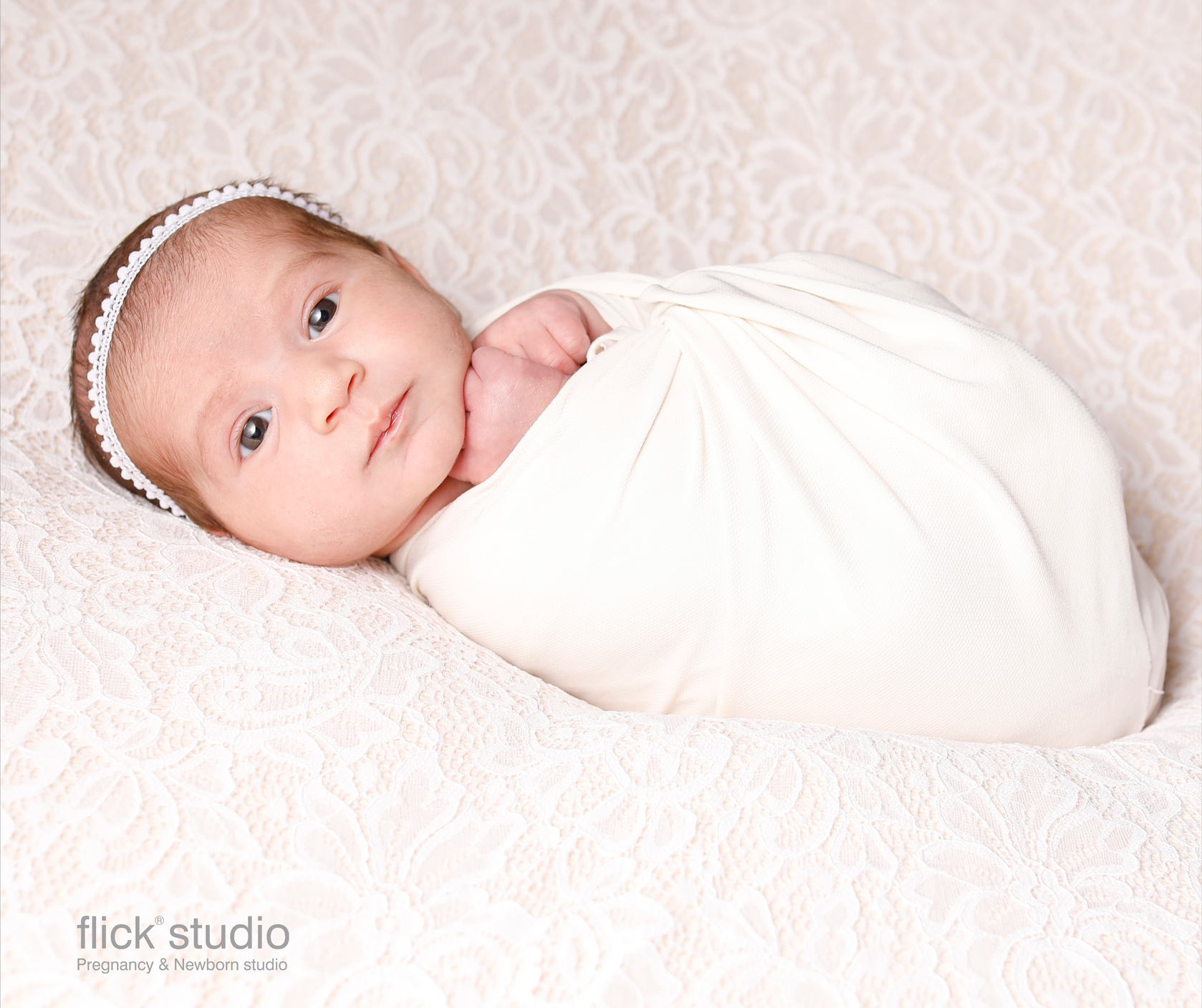 بهترین زمان برای عکاسی از دوران نوزادی بازه 7 تا 15 روزگی میباشد.